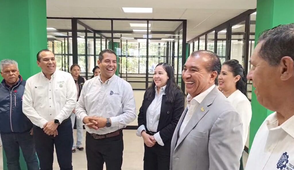 Durante el recorrido guiado, y luego de que un administrativo del TecNMCV expresara que el edificio "quedó muy bonito la verdad", el titular de la SEGE, Juan Carlos Torres Cedillo, hizo un puntual comentario: "Muy bonito color también."


El director del TecNM, Héctor Aguilar, respondió al vuelo: "¿Sí, verdad?", concluyendo el intercambio con risas cómplices.