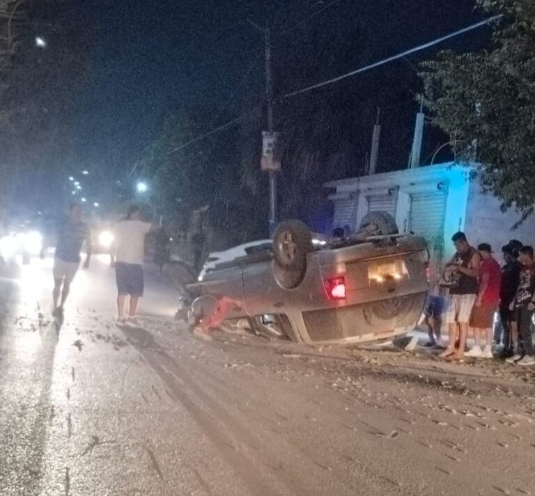 Vuelca vehículo en la Emiliano Zapata; vecinos piden instalación de tope